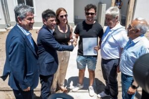 Kicillof entregó viviendas en UOM e inspeccionó obras del acueducto Planta Patagonia-Bosque Alto.