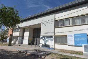 La refacción de la Escuela Secundaria Nº 15 ubicada en calle Capitán Poletti alcanza el 90% de avance. Los trabajos incluyen reparación de cubierta