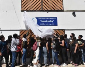 La Escuela de Educación Secundaria 29 de Bahía Blanca recibió el nombre de Juana Azurduy en un acto encabezado por el intendente interino Fernando Compagnoni. La institución ubicada en Ricchieri y Di Sarli rinde homenaje a una de las principales heroínas de la historia argentina.