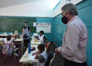 El intendente Héctor Gay recorrió las obras de ampliación y refacción en la escuela primaria 55 y secundaria 339 (Avellaneda 1731)