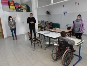 El intendente Gay visitó la Escuela Especial 509 para evaluar el regreso a clases presenciales y los protocolos sanitarios. Se distribuirán 199 kits sanitizantes en jardines y escuelas del distrito.