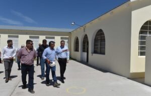Avanzan obras de mejora en Escuela 10 de General Cerri bajo supervisión del intendente Gay.