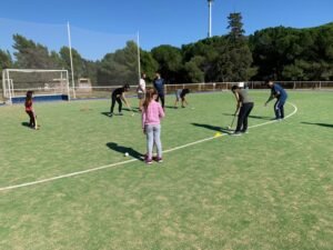 Se ofrecen escuelas comunales de hockey en 7 ubicaciones de Bahía Blanca con horarios de lunes a jueves. Inscripción llamando al 4817751.