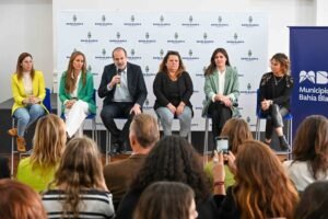 Presentación del programa Escuelas en Paz para prevención de bullying y ciberbullying en escuelas públicas bahienses.
