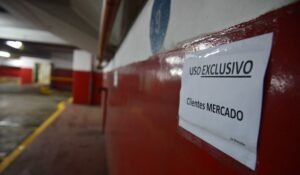 El Mercado Municipal ofrece estacionamiento gratuito exclusivo para clientes durante una hora.