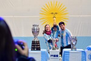 Miles de bahienses participaron de la exhibición de copas argentinas en el Palacio Municipal.