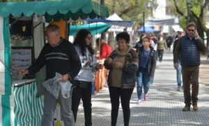 Plaza Rivadavia alberga el 28º Encuentro Nacional de Artesanos con 400 expositores y shows musicales.