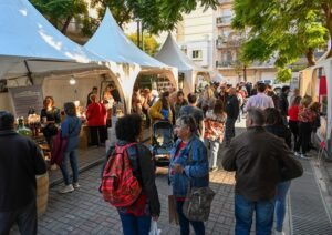 Se realizará la tercera edición de la Feria del Productor al Plato con 35 expositores y más de 50 productos de pequeños y medianos productores de alimentos y bebidas de la región. El evento promueve la producción 'kilómetro cero' y fortalece la identidad gastronómica local.
