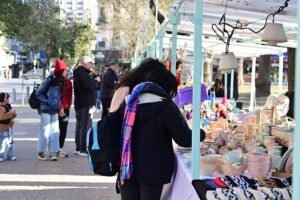 Feria Artesanal con colectividades en plaza Rivadavia. Música