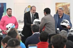 Municipio realizó jornada de seguridad vial con capacitación para motociclistas y entrega de equipamiento de protección.