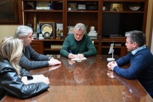 El Colegio de Arquitectos Distrito X firmó un convenio con el intendente Héctor Gay para donar 260 árboles (Jacarandá