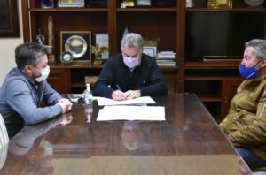 El intendente Héctor Gay firmó un convenio con la Unión Industrial Bahía Blanca para que donen 2.000 árboles anuales durante 5 años