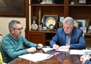 El Municipio de Bahía Blanca firmó un convenio con la empresa Unipar Indupa para la entrega de hipoclorito de sodio destinado al mantenimiento sanitario de espejos de agua en espacios recreativos como parque Independencia