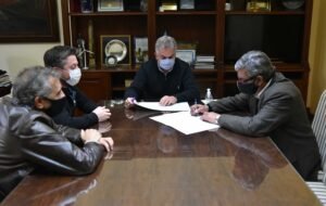 Se firmó un convenio entre la municipalidad y el Bahía Blanca Automóvil Club para fortalecer la capacitación en seguridad vial con un nuevo módulo en el Curso para Principiantes