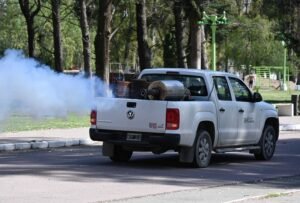 El municipio ejecuta un plan integral de fumigación con cobertura barrial programada del lunes 3 al sábado 8 de marzo. Incluye 18 barrios y zonas hoy