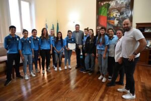 El intendente Héctor Gay recibió en su despacho a las integrantes de la Selección Femenina de Fútbol de la Liga del Sur