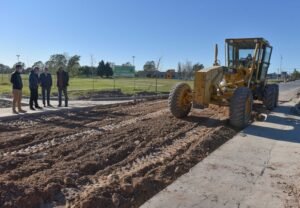 Avanzan trabajos de pavimentación en calle Gambartes por 26 millones de pesos. La obra tiene 4 meses de plazo y busca mejorar la interconexión barrial en una zona de alto tránsito.