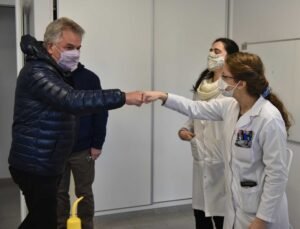 El intendente Héctor Gay homenajeó a bioquímicas y bioquímicos en su día profesional