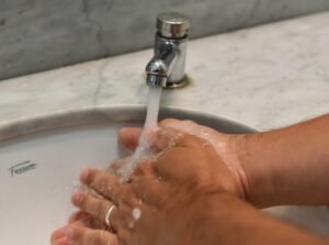 La Secretaría de Salud informa sobre síntomas de COVID-19 y brinda recomendaciones de prevención e higiene.