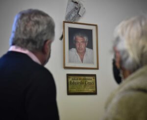Se conmemoró el 25 aniversario del fallecimiento del periodista Eduardo Cenci con un encuentro entre el intendente Héctor Gay y la esposa del comunicador. Se rindió homenaje en la sala que lleva su nombre en el Palacio Municipal.