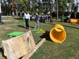 Comenzaron los trabajos de mejoramiento del Parque Illia con instalación de 14 módulos de mobiliario urbano (bancos