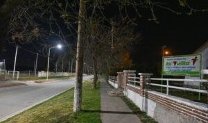 El Municipio finalizó la instalación de 41 nuevas luminarias LED en dos barrios: 21 en Agustín de Arrieta y 20 en Pampa Central. Desde 2017 se ejecuta un proceso de renovación del alumbrado público que optimiza energía y busca alcanzar más de 6.000 dispositivos LED antes de fin de año.