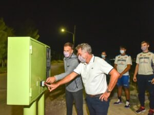 Se inauguró una nueva obra de iluminación LED en Aldea Romana que incluyó la instalación de 36 columnas de acero en 7 cuadras. La inversión fue de 6.5 millones de pesos y mejora las condiciones de seguridad y sustentabilidad del sector.