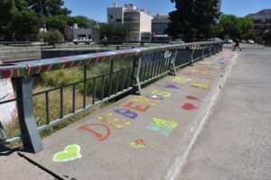 Intervención artística de adolescentes por derechos de mujeres y memoria de Las Mariposas.