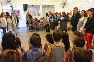 El intendente Héctor Gay participó del acto oficial por el Día del Respeto a la Diversidad Cultural en un jardín municipal.