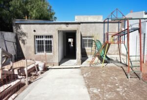 El Jardín de Infantes 919 en calle 3 de Febrero está en etapa final de ampliación y refacción con 80% de avance. La obra de 22 millones de pesos incluye reorganización total del espacio