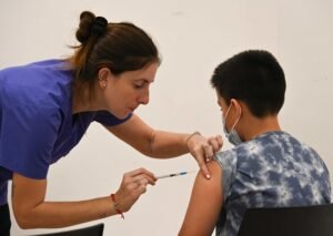 Se realizará una jornada de vacunación COVID-19 destinada a pediátricos y adultos en la Unidad Sanitaria Grünbein el jueves 30 de 15 a 19 horas.