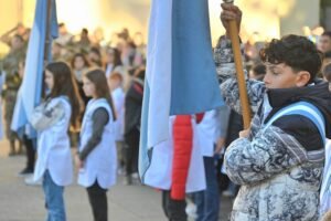 Susbielles encabezó acto de Promesa de Lealtad a la Bandera con estudiantes y soldados