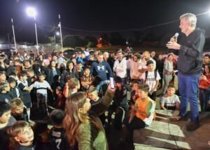 La Escuelita de Fútbol La Colonia entregó trofeos realizados por niños y adolescentes en Espacio Tecno bajo tutela de docentes. El proyecto combinó diseño digital e impresión 3D. El intendente Héctor Gay participó del acto de entrega en la sede de la escuelita.