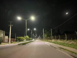 La Municipalidad superó los 15 mil artefactos LED colocados en el sistema de alumbrado público. Se trabajó en barrios como Villa Mitre