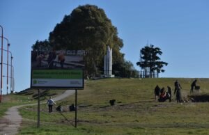 Vecinos participaron en tareas de limpieza de espacios públicos en Villa Miramar con apoyo municipal.