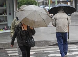 Se restringe circulación peatonal en parques por alerta amarilla de mal tiempo.