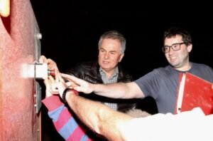 Gay inauguró iluminación nueva en plaza Dr. Martorelli de Las Cañitas con columnas y reflectores.