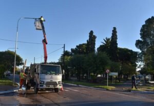 El municipio completó la instalación de más de 7000 luminarias LED en calles y espacios públicos desde 2017. La última etapa invirtió 40.4 millones de pesos en el recambio de 682 luminarias convencionales en Ingeniero White