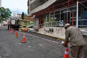 El Municipio inició los trabajos de retiro de estructuras metálicas del solado del Mercado Municipal