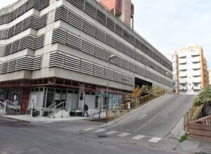Se modifica el sentido de circulación vehicular en el sector del Mercado Municipal. Las cocheras tendrán salida por Arribeños con dirección a Beltrán y Brown. Se habilita zona peatonal delimitada por bolardos en Arribeños sentido Donado.