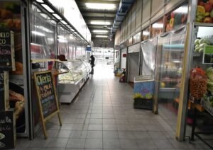 Se informan horarios de atención del Mercado Municipal y servicios de estacionamiento.