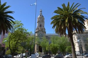 La municipalidad informa la disposición de servicios públicos durante Jueves y Viernes Santo con cambios en transporte y atención.