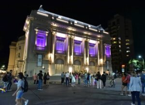 La ciudad ofrece múltiples espectáculos teatrales y culturales durante el fin de semana en diversos espacios.