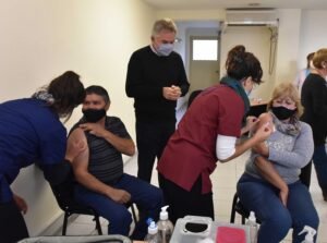 El intendente Héctor Gay visitó el nuevo puesto de vacunación antigripal en Chiclana 470