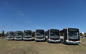 Rastreador Fournier incorporó seis nuevas unidades Mercedes Benz modelo OF 1621 al servicio de transporte público urbano. Los micros de 33 asientos cuentan con climatización y puertos USB