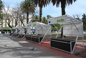 Se iniciaron obras de instalación de 30 puestos para feriantes en Plaza Rivadavia con estructura metálica