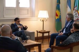 El intendente Héctor Gay recibió en su despacho al rabino Yosef Garmón