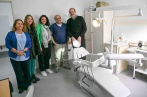 Intendente Susbielles inauguró programa Salud Bucal Comunitaria con nuevo sillón odontológico en Centro Leandro Piñeiro.