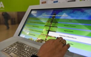 Recaudación municipal rediseña oficinas e implementa sistema digital de turnos para mejorar atención.