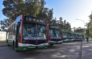 Se presentaron 19 nuevos colectivos 0 km para las empresas de transporte público. Los micros Mercedes Benz modelo OF 1621 cuentan con climatización
